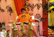 प्रवचन करमे हुए महामंडलेश्वर स्वामी मैत्री गिरी जी महाराज