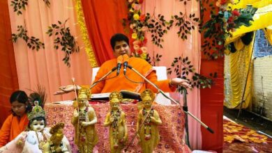 प्रवचन करमे हुए महामंडलेश्वर स्वामी मैत्री गिरी जी महाराज