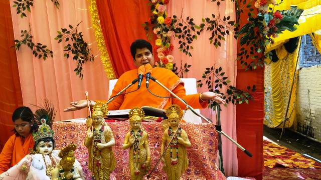 प्रवचन करमे हुए महामंडलेश्वर स्वामी मैत्री गिरी जी महाराज